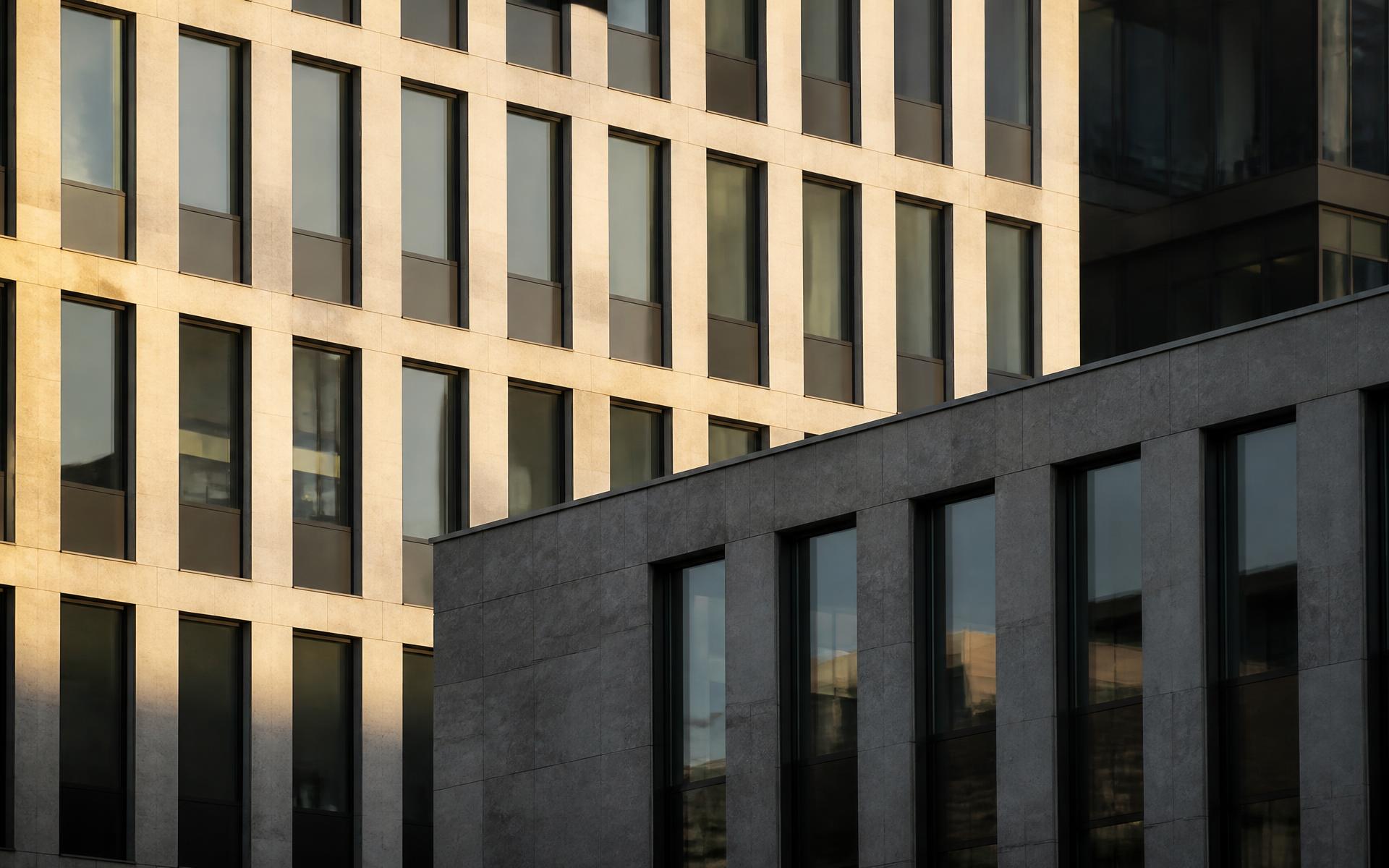 Immeuble contemporain en milieu urbain