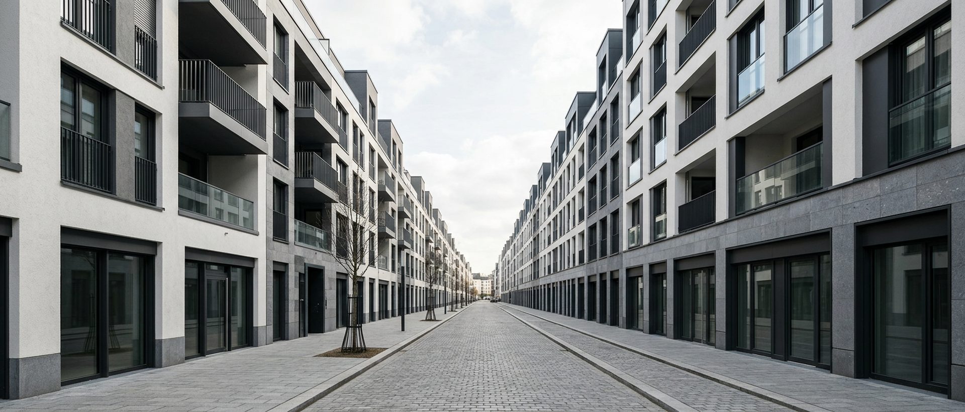 Alignement de façades d'immeubles similaires dans une rue rectiligne