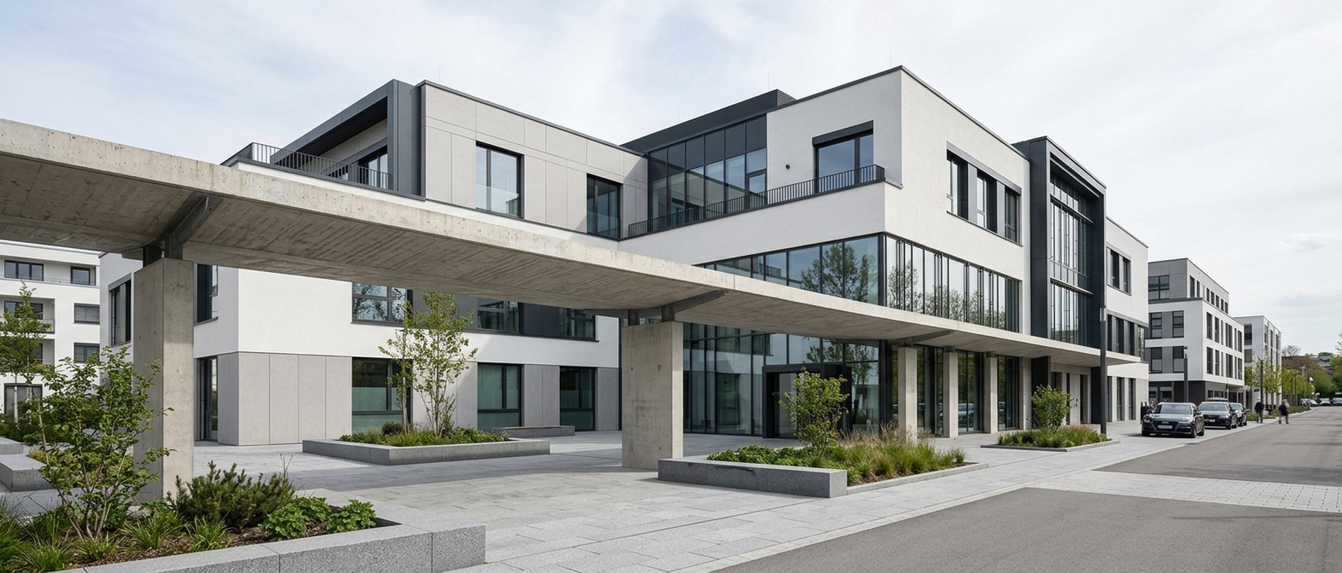Bâtiment médical contemporain à façade claire et auvent en béton