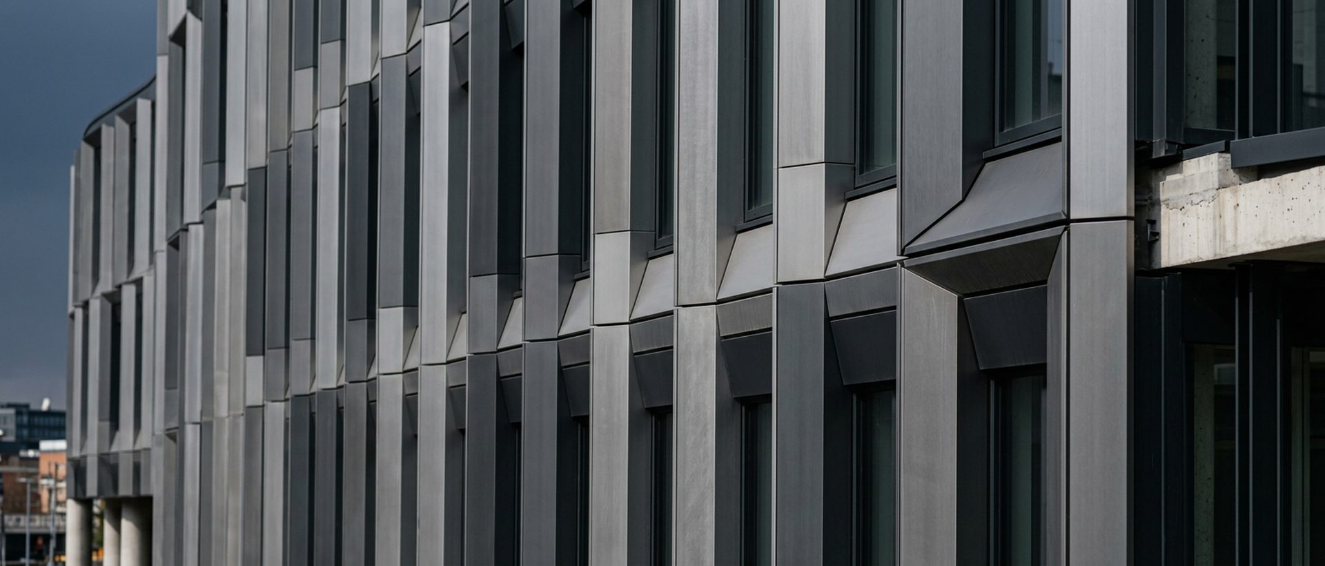 Détail de façade rythmée en aluminium anodisé, motif répétitif, cadrage serré