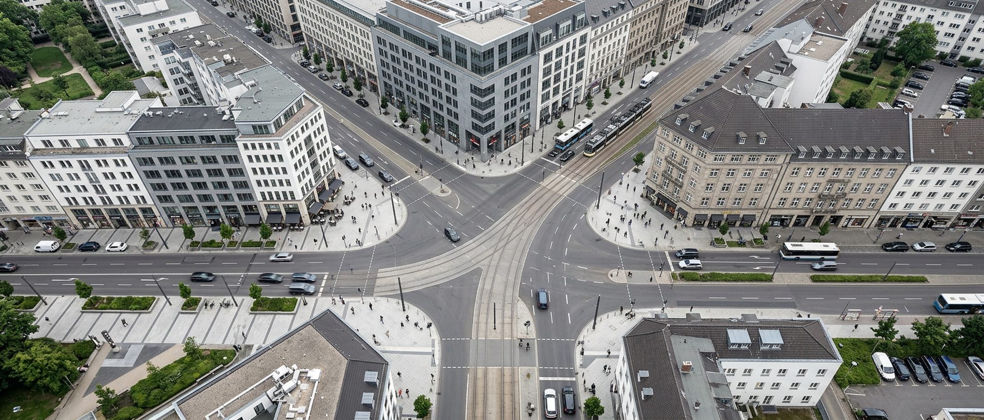 Vue aérienne verticale d'un carrefour urbain structurant avec commerces