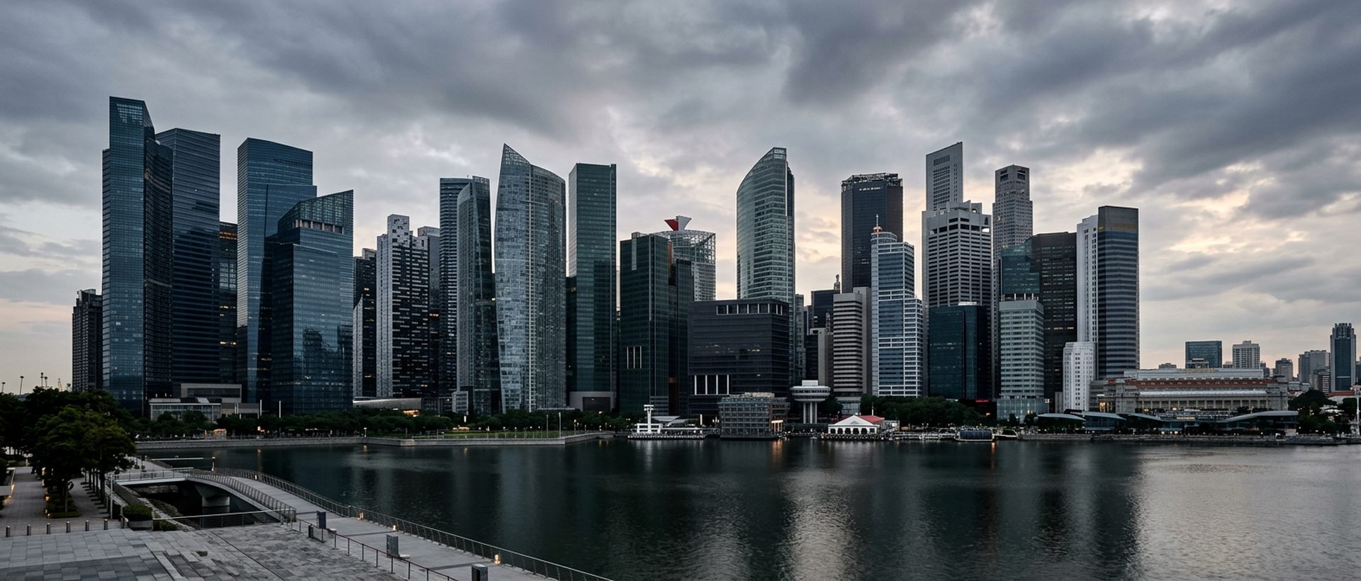 Skyline de quartier d'affaires sous un ciel changeant, tons gris et acier