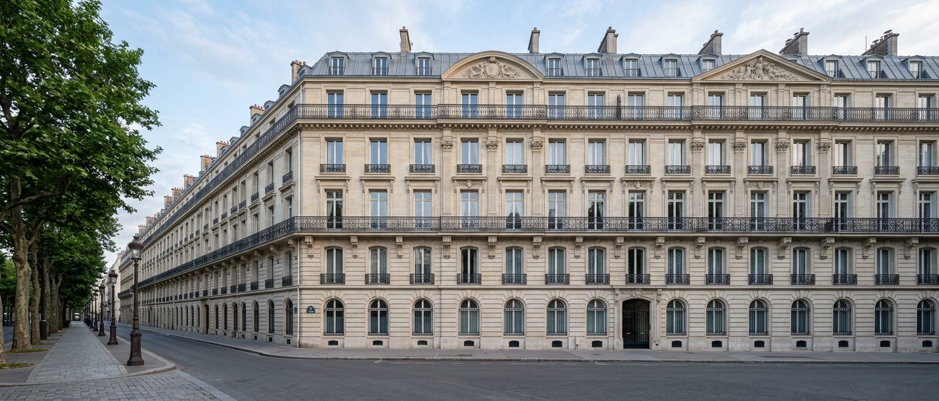 Façade d'immeuble haussmannien de bureaux avec balcons filants, lumière du matin