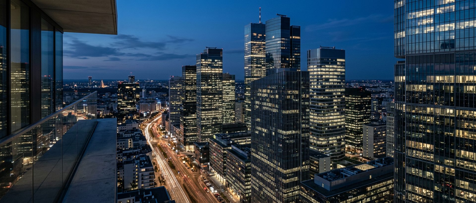 Quartier d'affaires vu depuis un étage élevé, tours vitrées, lumière bleutée du soir