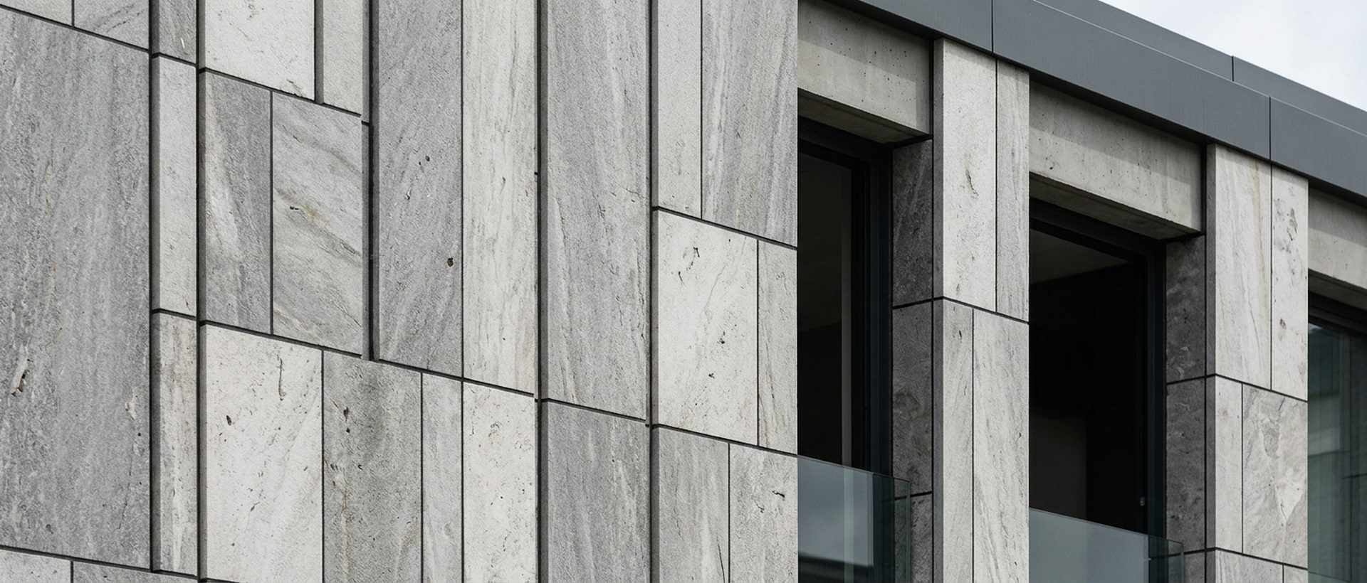 Détail de façade en pierre agrafée avec joints réguliers, cadrage géométrique serré